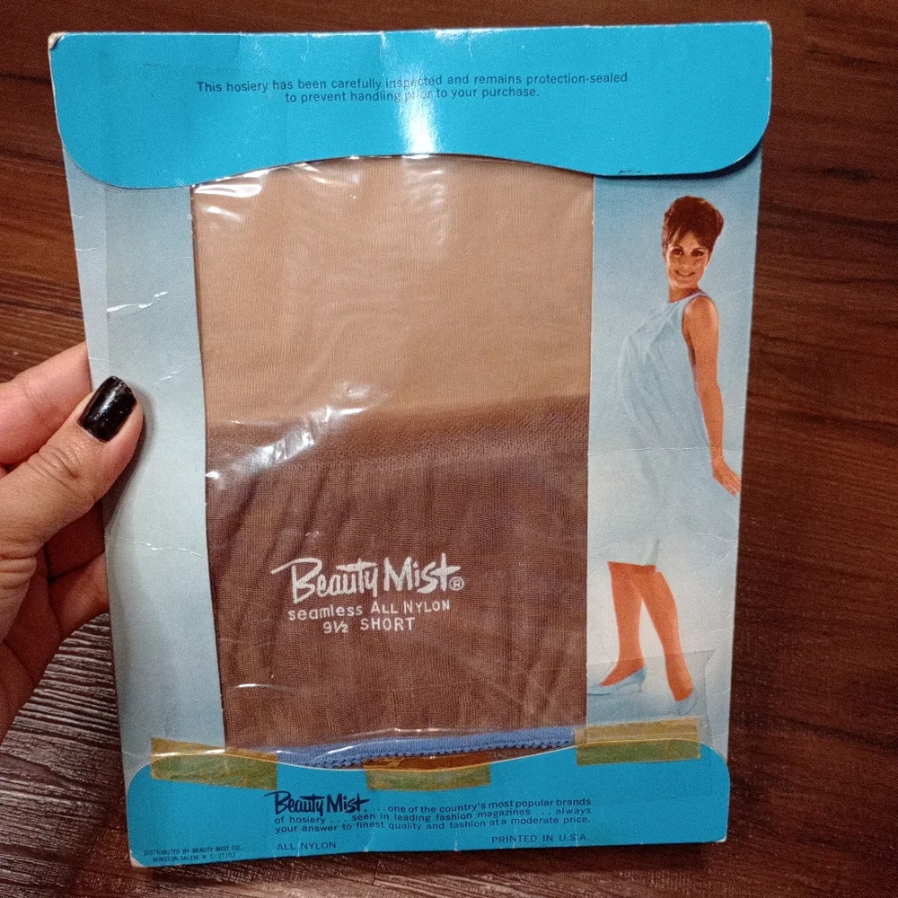 Vintage 1950s beauty mist seamless stockings